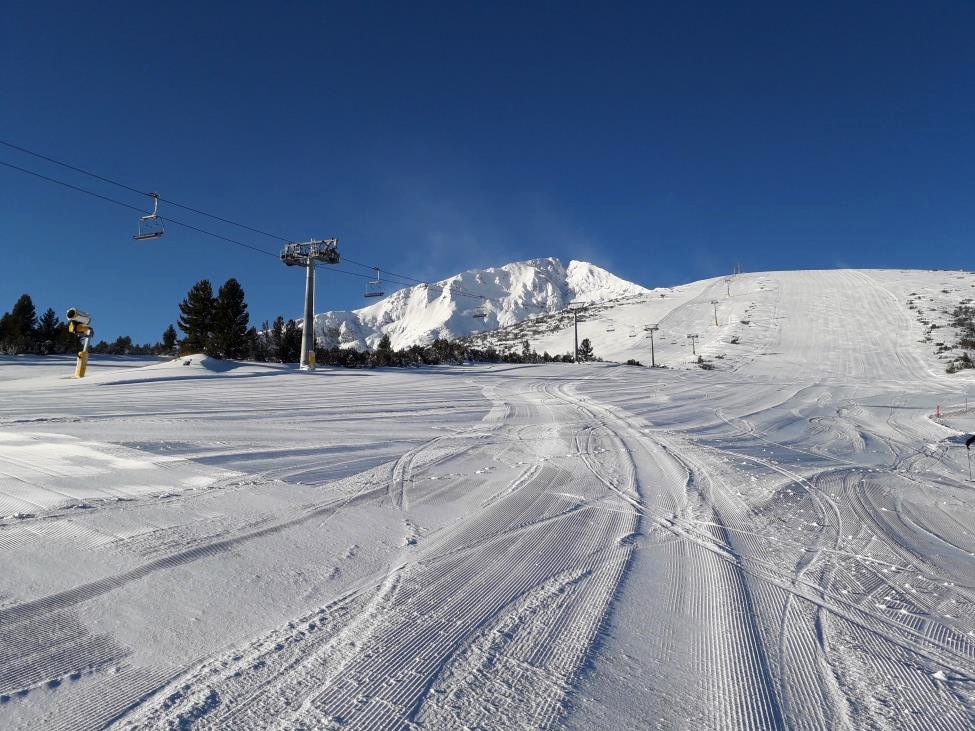 Plato ski area on a perfect day, Bansko. Totaly empty slopes early in the morning with blue sky in the background