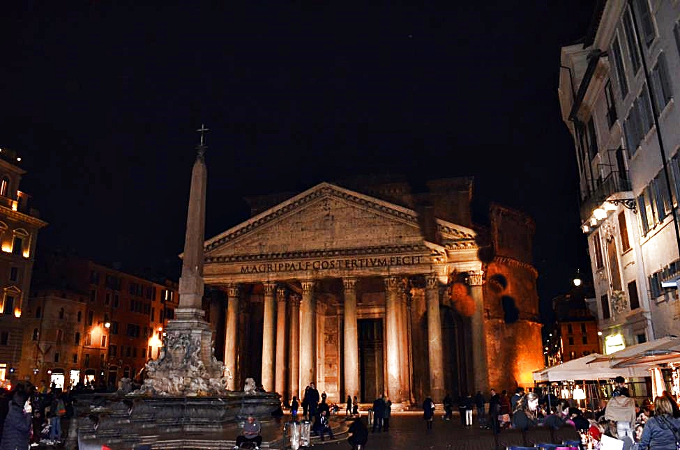 Charming night around Pantheon