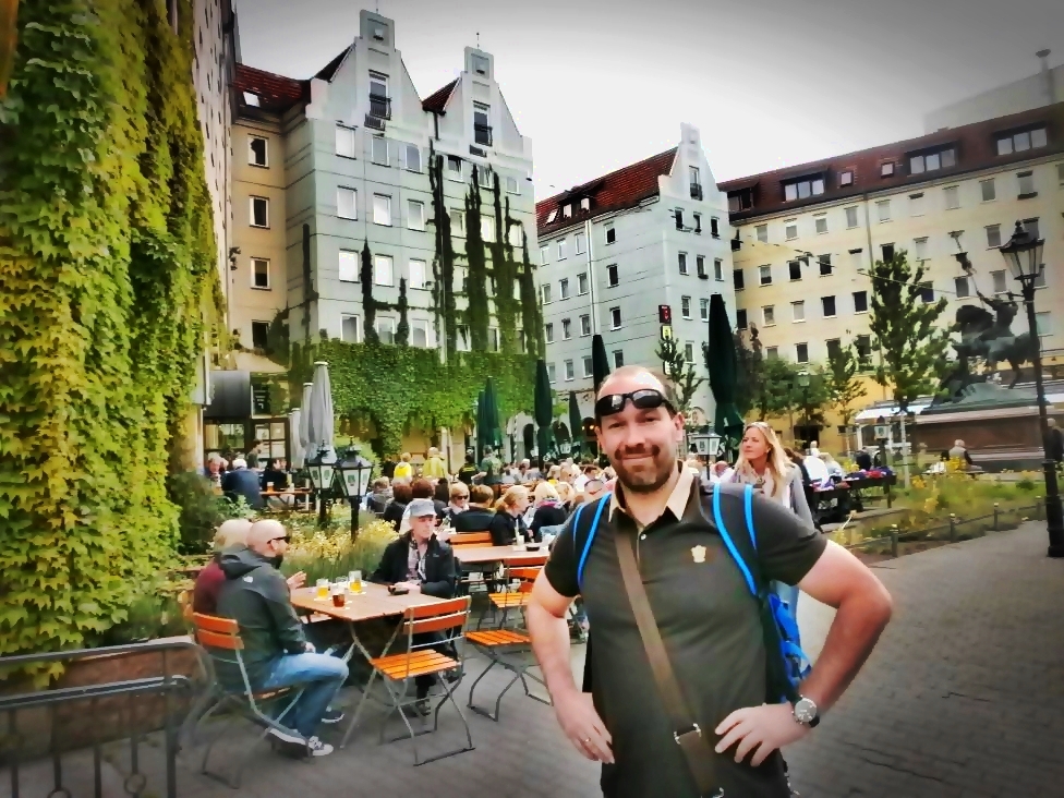 Jonnie enjoying perfect atmosphere in the heart of Nikolaiviertel with restaurant garden and nice buildings behind