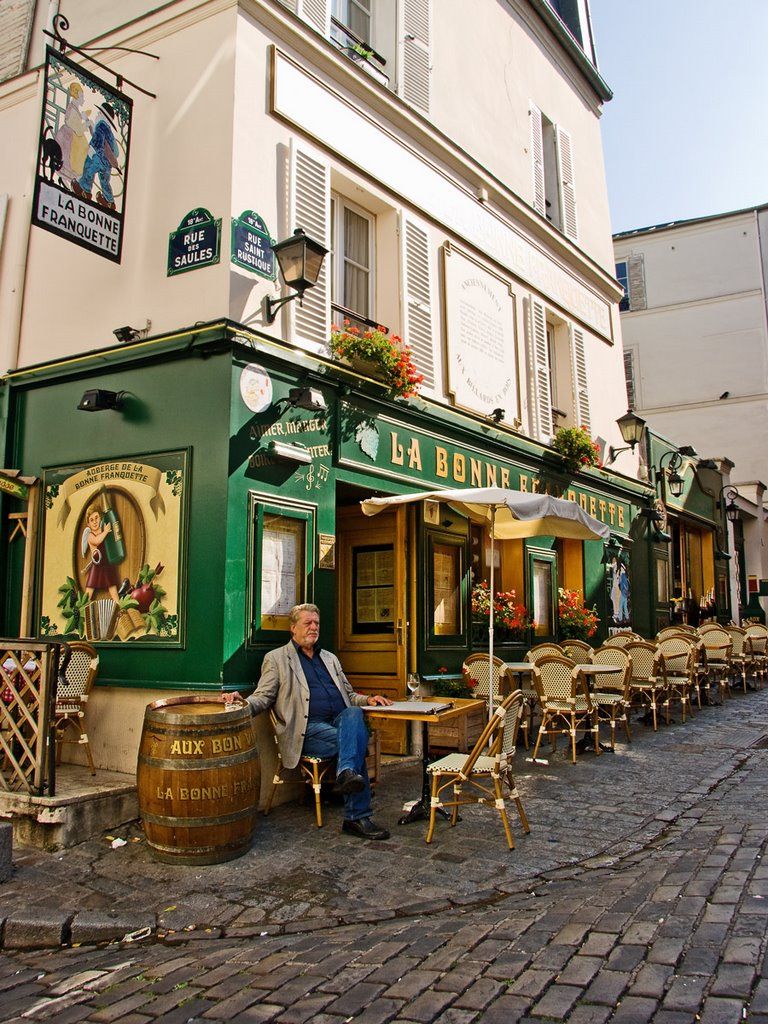 Old street and iconic La Bonne Franquette Caffe, visited by Renoir, Lautrec and many others...