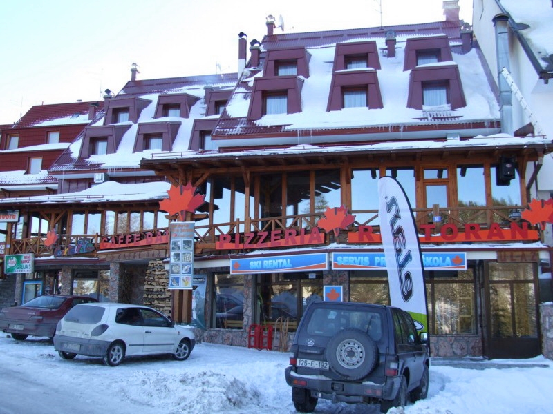 Dva Javora Hotel Jahorina with terrace, ski depot and parking